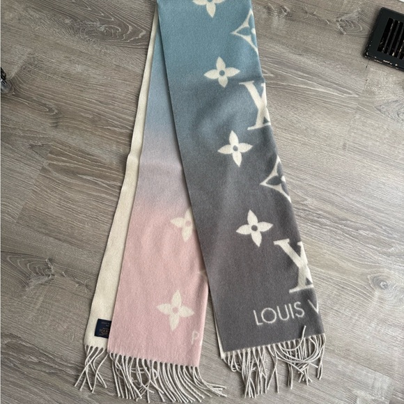 Louis Vuitton Reykjavik Gradient Scarf - Bleu Rose - Picture 2 of 6